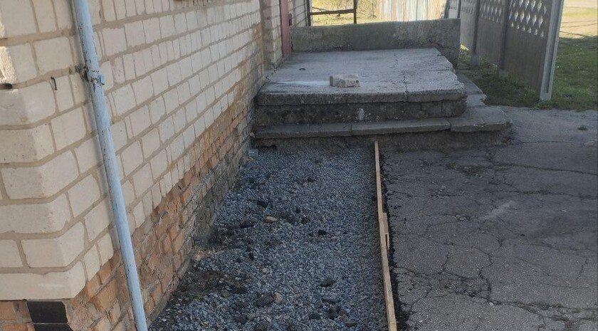 Специалисты из Севастополя зальют отмостку для здания администрации села Проминь