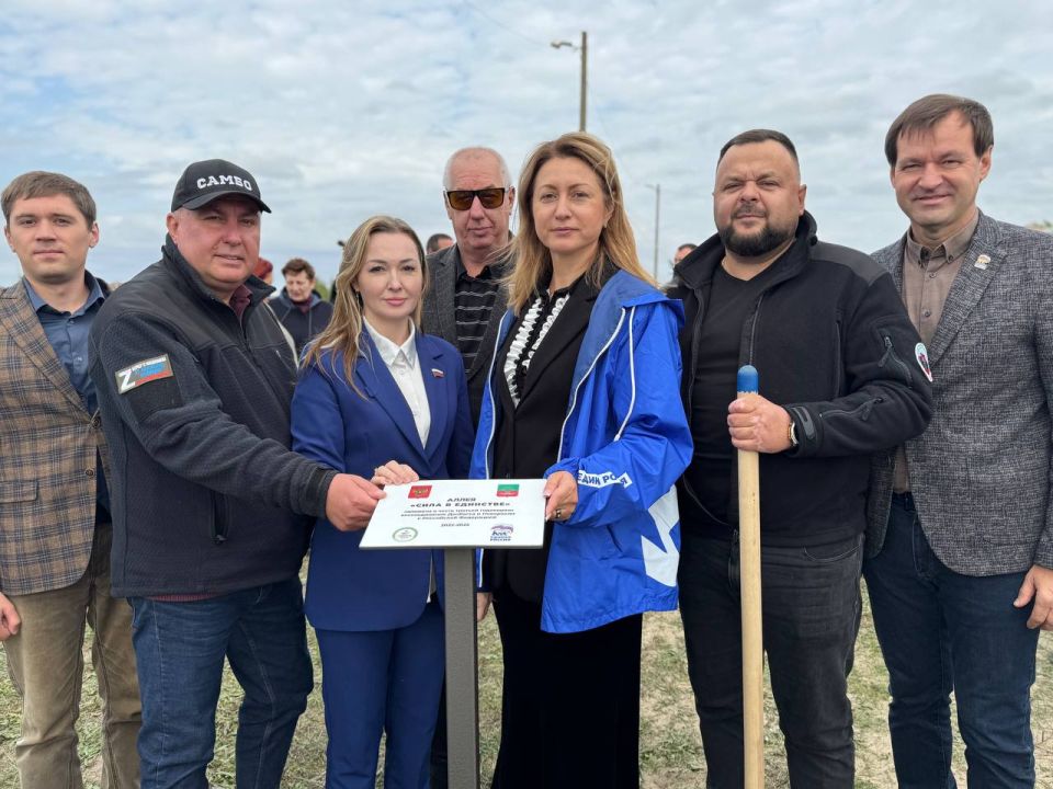 Ангелина Ярчук: Сегодня в Мелитополе мы высадили аллею в честь третьей годовщины воссоединения Донбасса и Новороссии с Российской Федерацией