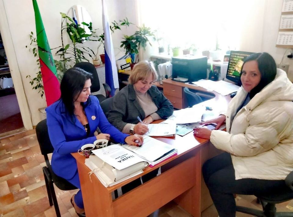 В селе Новгородковка Мелитопольского муниципального округа состоялся приём граждан с участием депутата Мелитопольского окружного совета Валентины Куцевол и депутата Натальи Викторовны Грибачёвой В селе Новгородковка Мелитопольского муниципального округа состоялся приём граждан с участием депутата Мелитопольского окружного совета Валентины Куцевол и депутата Натальи Викторовны Грибачёвой