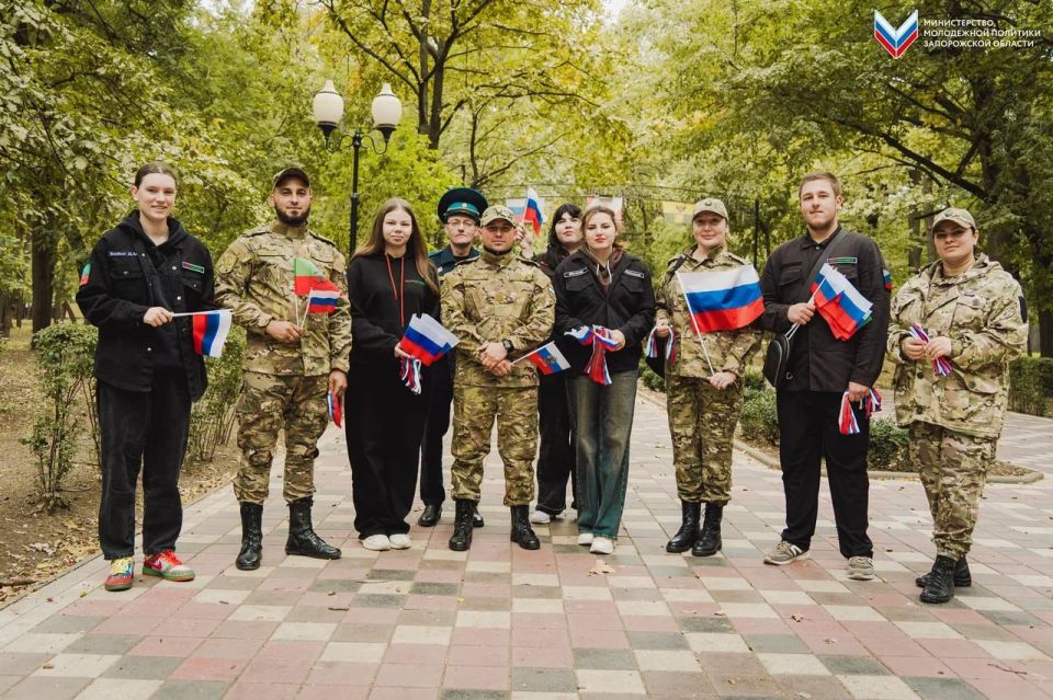 Поздравление жителей города Мелитополь с Днём воссоединения: раздача ленточек триколор, флагов России и Запорожской области!