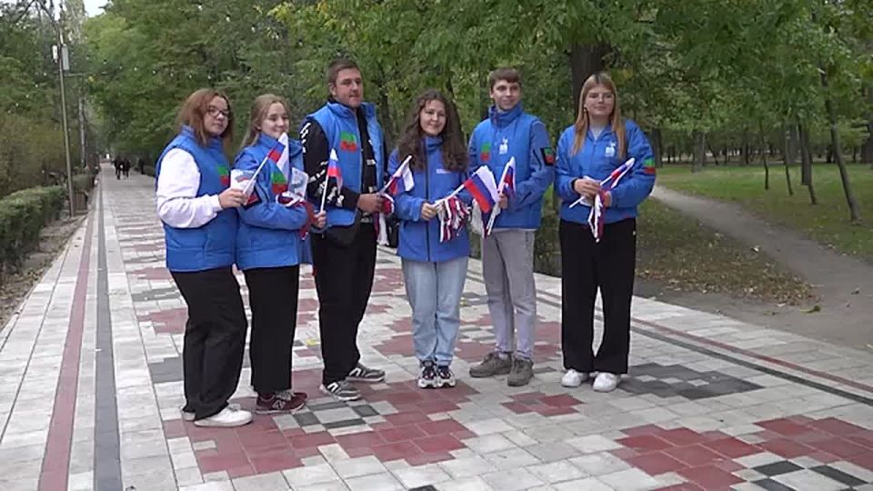 Активисты молодёжных движений раздали жителям Мелитополя ленточки и флаги