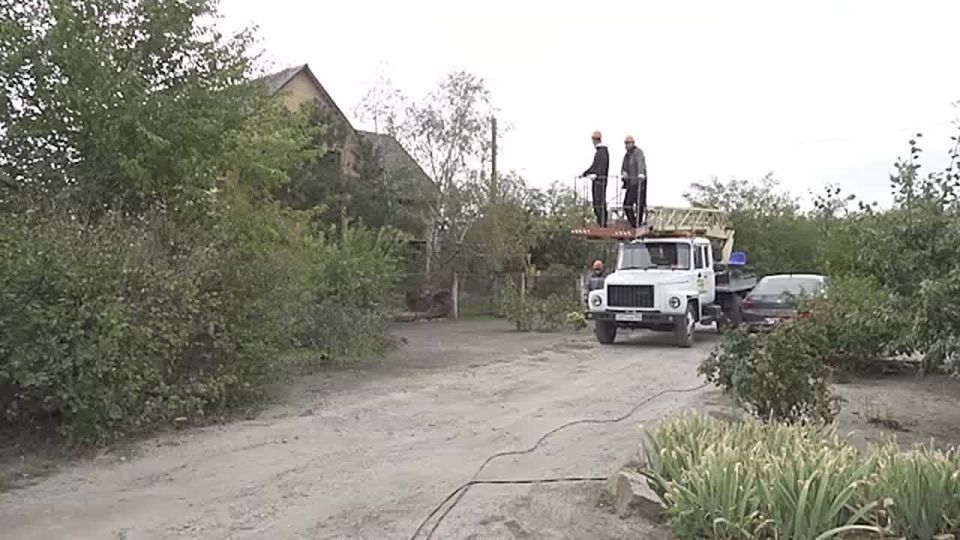 В селе Вознесенка Мелитопольского городского округа предприятие «Горсвет» восстанавливает уличное освещение
