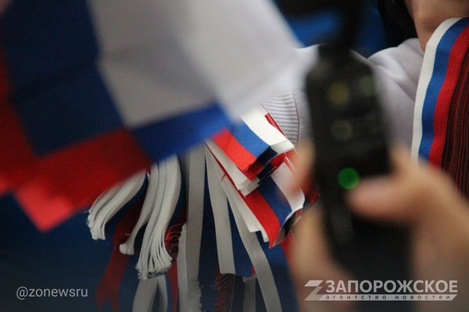 Волонтеры Победы провели акцию «Российский триколор» в парке Горького в Мелитополе