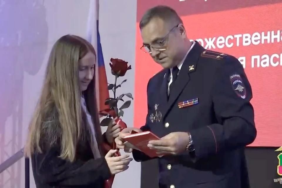 В Мелитополе полицейские вручили первые паспорта России 20 подросткам