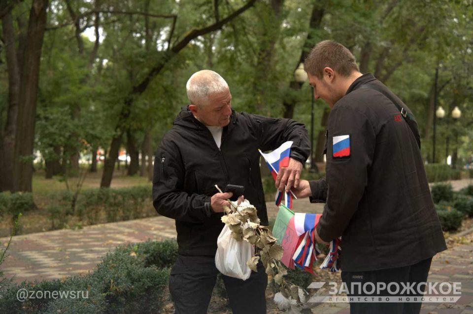 Активисты движения «Юг Молодой» раздали горожанам флаги России и Запорожской области, а также ленты триколора в честь Дня воссоединения новых регионов с Российской Федерацией в Мелитополе