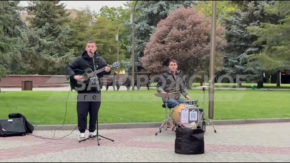 Что может быть лучше осенней прогулки? Прогулка под музыку!