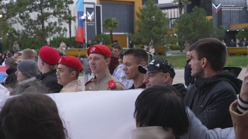 В Мелитополе состоялось масштабное разворачивание Государственного флага Российской Федерации!