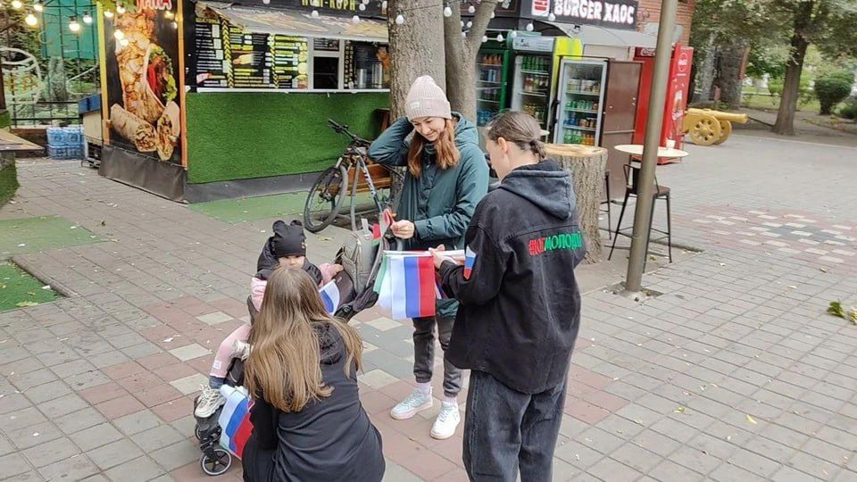 Тысячу флажков и ленточек с российской символикой раздали в парке Мелитополя