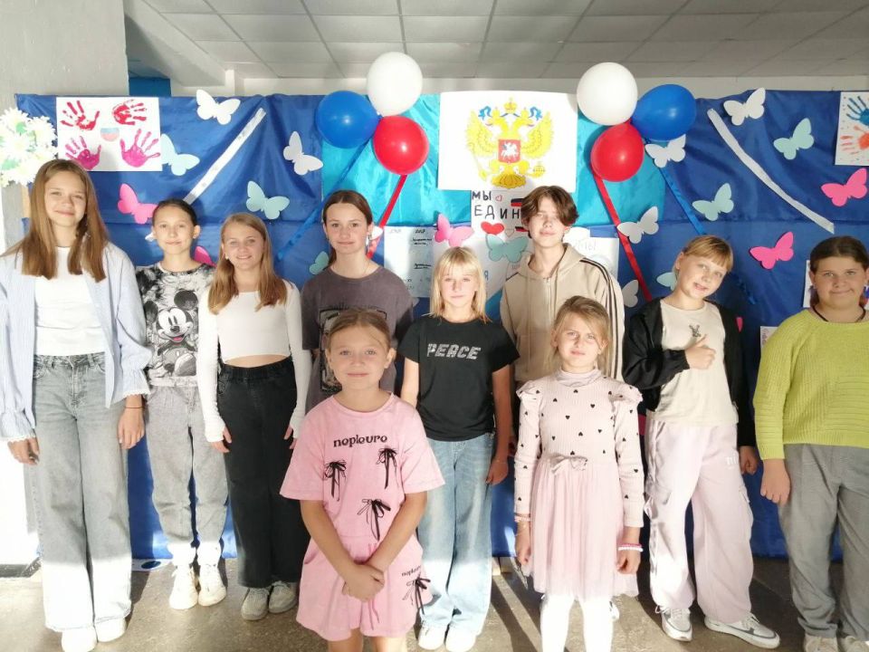 Мы разные, но мы вместе. В селе Долинском в клубе досуга прошла выставка детских рисунков "Мы разные, но мы вместе", приуроченная к Дню воссоединения Донецкой, Луганской, Запорожской и Херсонской областей с Российской...