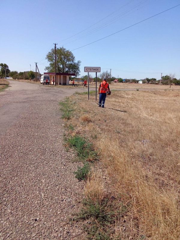 Сотрудники МБУ «Жилсервис» навели порядок в селе Степное: выполнены покос обочин дорог и уборка прилегающей территории