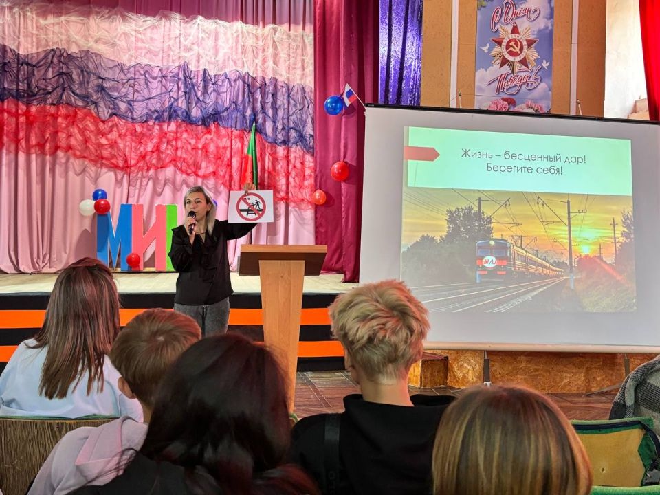 «Уступи дорогу поездам!» - с таким решительным призывом обратились к детям и подросткам специалисты по охране труда Мелитополь-Херсонского филиала ФГУП «Железные дороги Новороссии» на профилактических беседах-лекциях...