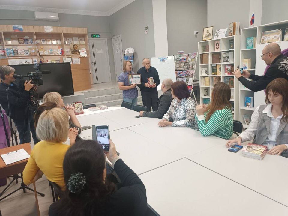 В Центральной библиотеке им. М. Ю. Лермонтова прошла встреча с организатором и главным редактором конкурса "Крымское приключение " Майклом Львовски В Центральной библиотеке им. М. Ю. Лермонтова прошла встреча с организатором и главным редактором конкурса "Крымское приключение " Майклом Львовски