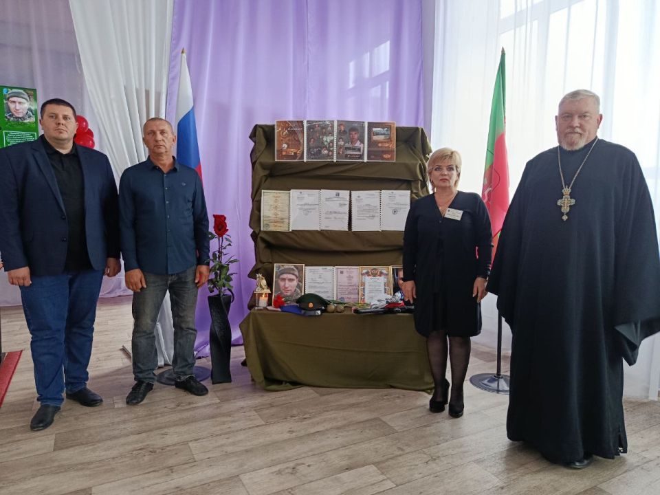 1 октября 2025 года в ГБУ ОО ЗО «Вознесенская СОШ №4» г. о. Мелитополь состоялось знаменательное событие — открытие «Парты Героя» в честь жителя города Мелитополя Артура Александровича Вальчука, героически погибшего при...