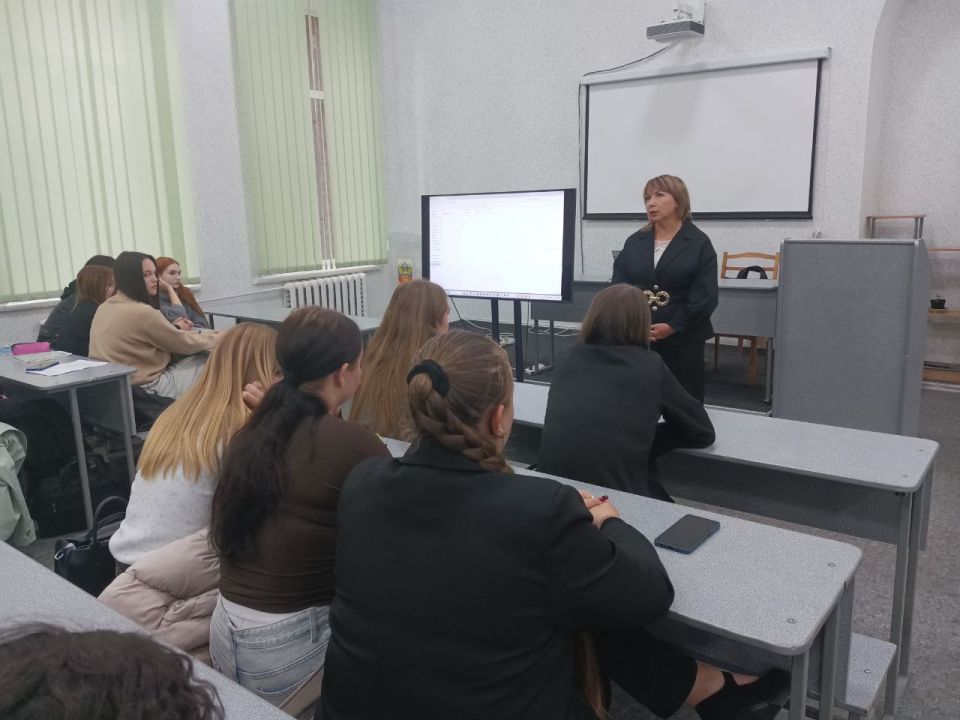 Согласно плану работы по повышению правовой грамотности молодых и будущих избирателей и в рамках сотрудничества со Всероссийским обществом "Знание" Председатель Избирательной комиссии Запорожской области Галина Катющенко...