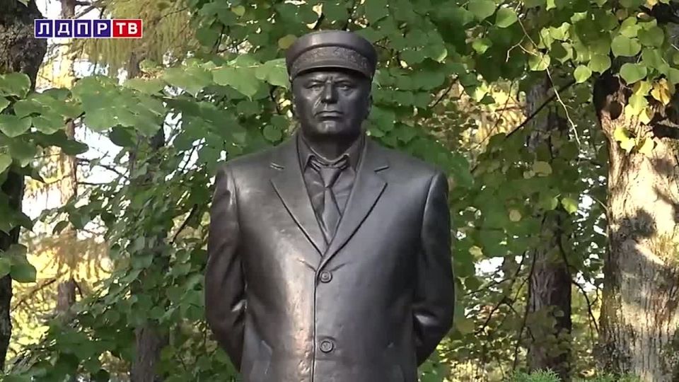 Памяти Основателя ЛДПР: Леонид Слуцкий и партийцы посетили могилу Владимира Жириновского