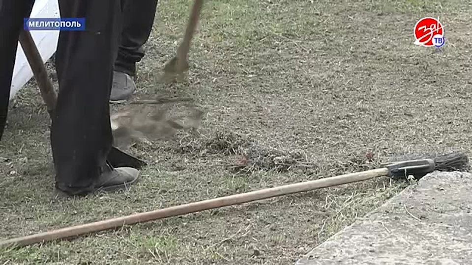 В Мелитополе сотрудники коммунального предприятия снова вышли на субботник