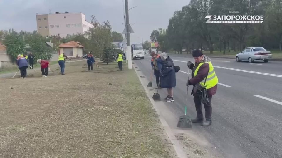 Чисто и красиво: так мелитопольские коммунальщики наводили порядок на улице Воинов-Интернационалистов