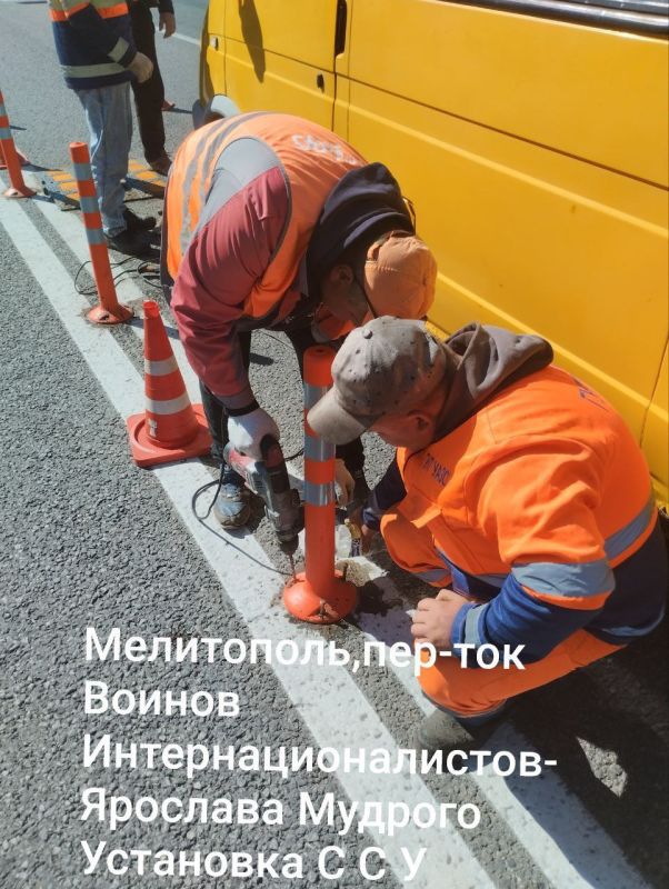 Новые "лежачие полицейские", пешеходные ограждения и сигнальные столбики смонтированы в Мелитополе и Бердянске