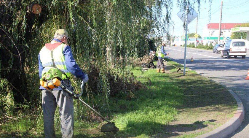 Коммунальщики навели порядок вдоль улицы Воинов-Интернационалистов в Мелитополе