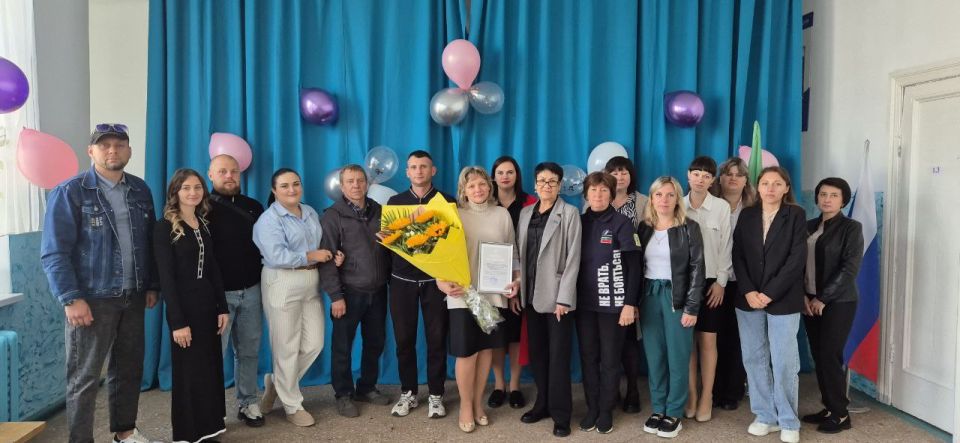 В преддверии Дня учителя депутат Законодательного Собрания Запорожской области Светлана Третьяк вместе с активистами ЛДПР посетили Светлодолинскую общеобразовательную школу