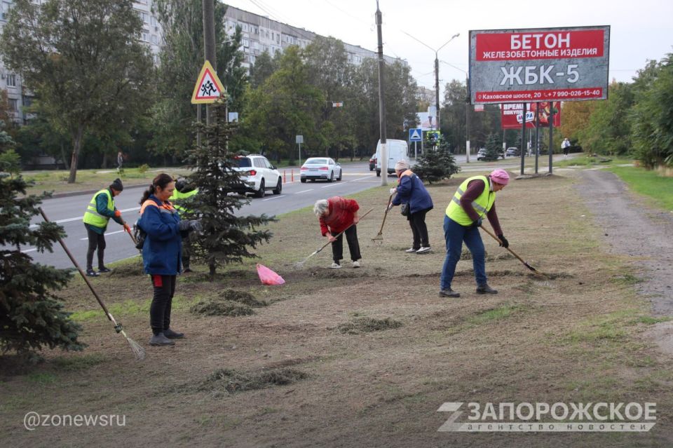 Коммунальщики навели порядок вдоль улицы Воинов-Интернационалистов в Мелитополе