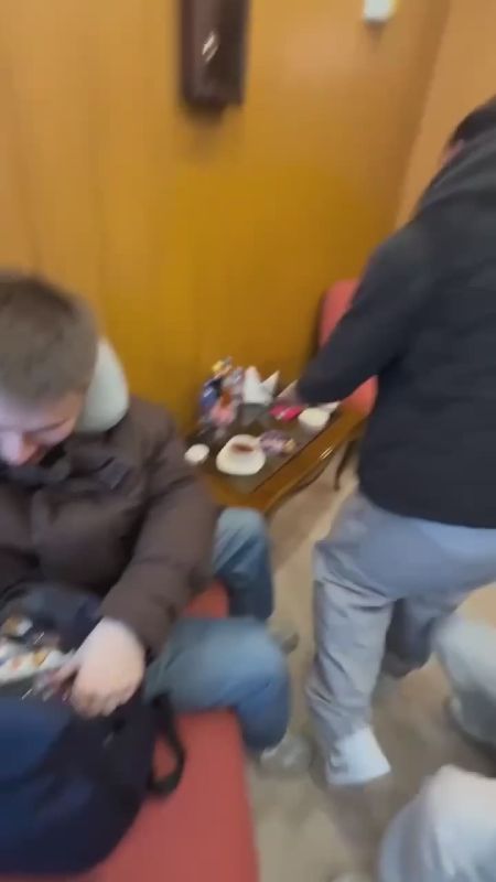 Известный комик высмеял аэропорт в большой Тюменской области — интерьер в бизнес-зале показался ему устаревшим