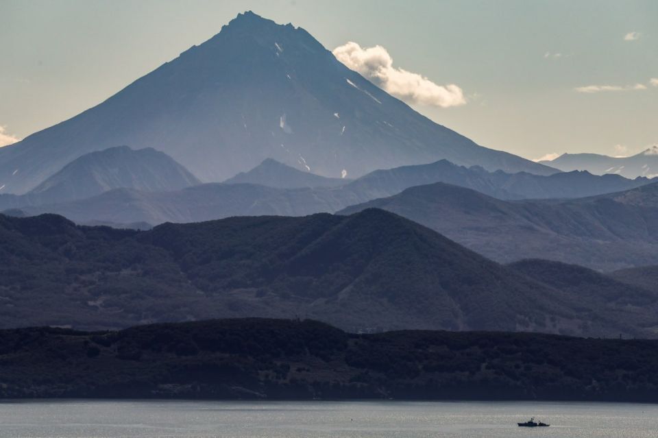 Трое туристов сорвались с вулкана Вилючинский на Камчатке