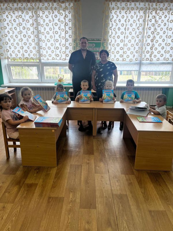 Депутаты Мелитопольского окружного Совета депутатов продолжают вручать детским садам Мелитопольского муниципального округа книги «Азбука Запорожья»