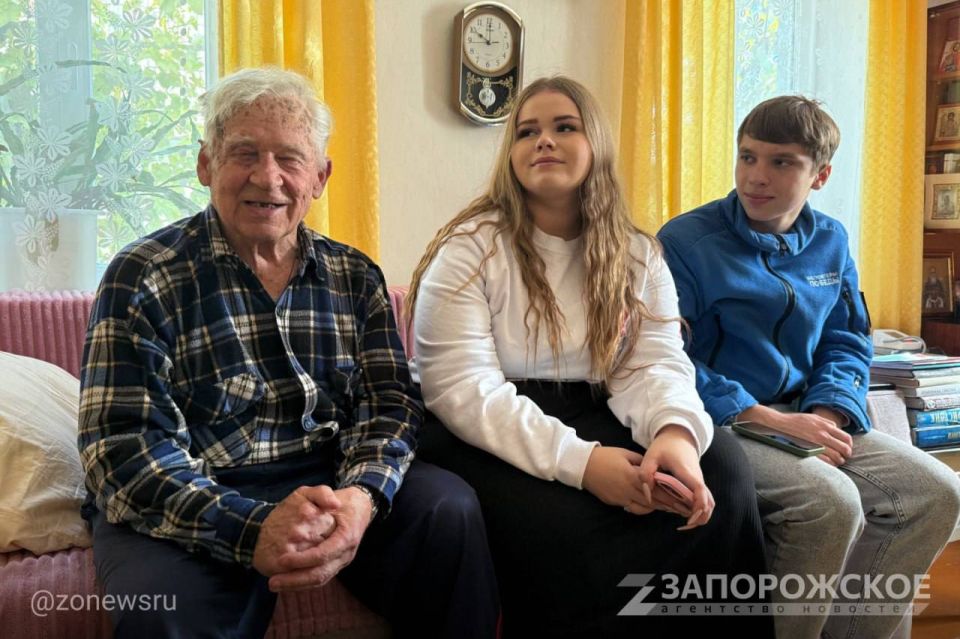 Молодежь Мелитополя поздравила ветерана Великой Отечественной войны с Днем учителя