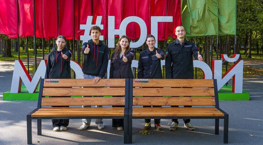 Молодежь Мелитополя установила первые лавочки собственного производства