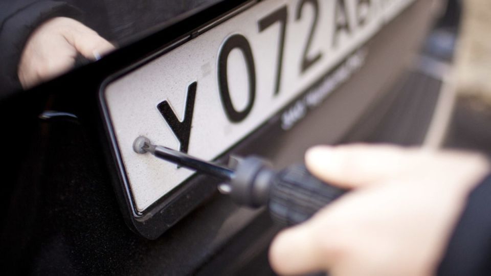 Житель Бердянска лишен права управления транспортом на 6 месяцев за управление автомобилем с поддельным госзнаком