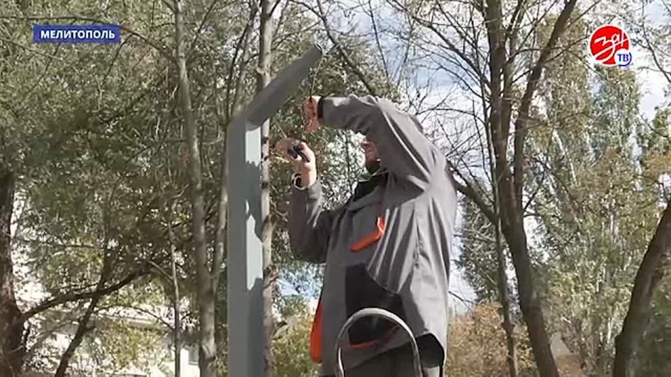 Сотрудники муниципального предприятия «Горсвет» установили опоры и фонари в сквере на улице Кирова в Мелитополе