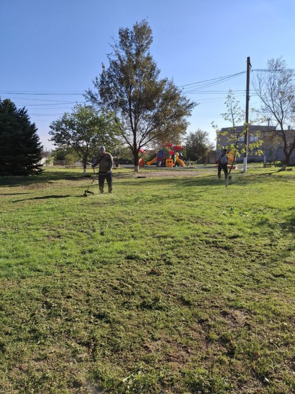 Сотрудники МБУ «Жилсервис» продолжают работы по благоустройству территории Новониколаевской администрации: