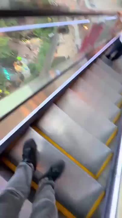 В китайском Чунцине открыли необычный парк прямо внутри торгового центра