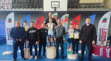 Борцы из Токмака заняли призовые места на региональном этапе фестиваля «Борьба в школу»