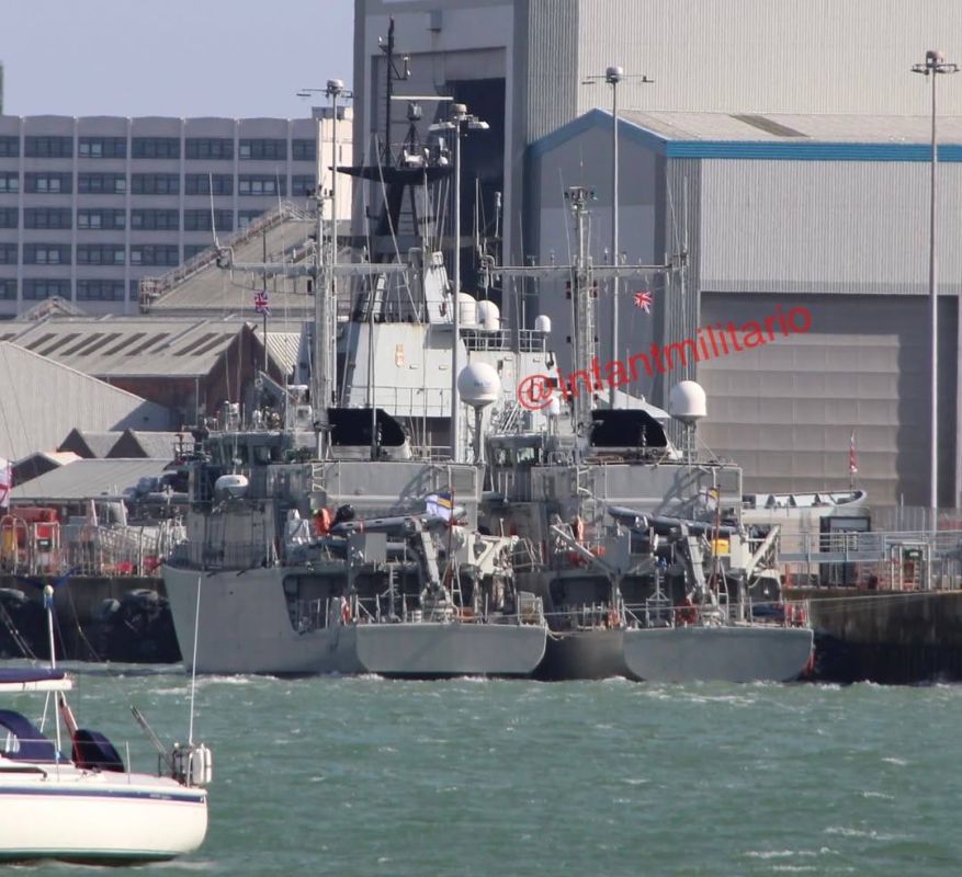 Два украинских минных тральщика, подаренных Бельгией и Голландией, были замечены вчера в Портсмуте