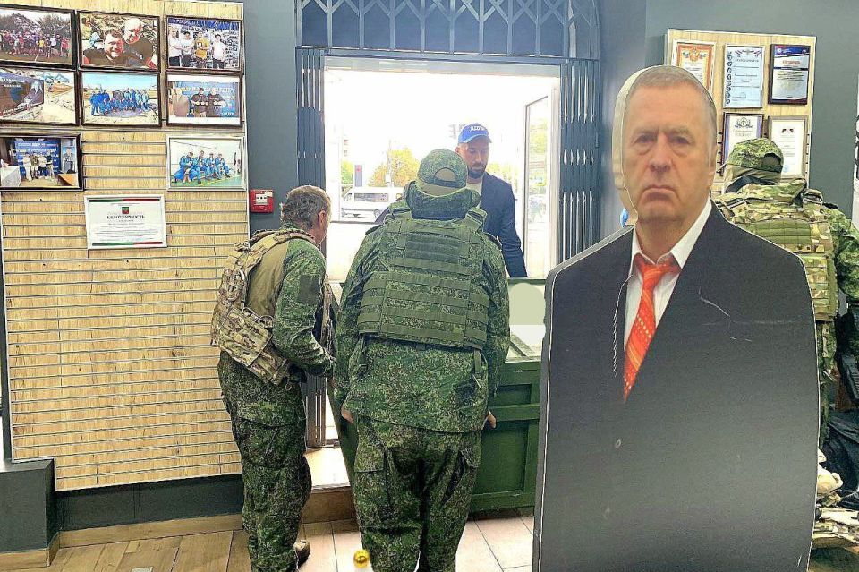 В Мелитополе в офисе ЛДПР представители благотворительного фонда «Плечом к плечу» передали батальону БПЛА 58-й армии необходимое специальное оборудование