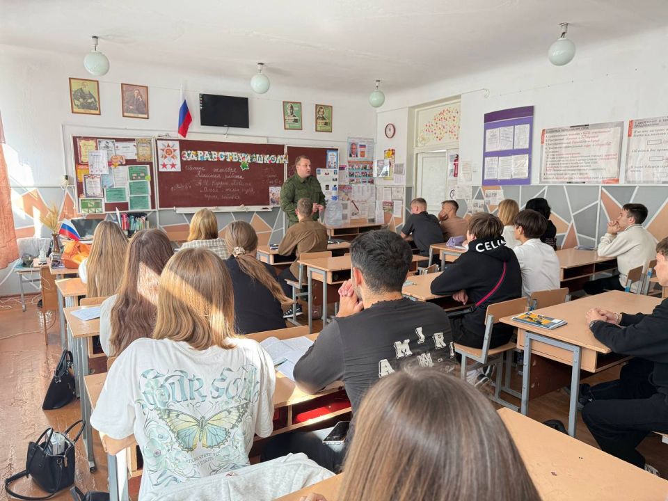 Сотрудники СК России по Запорожской области провели урок правового просвещения для кадетского класса