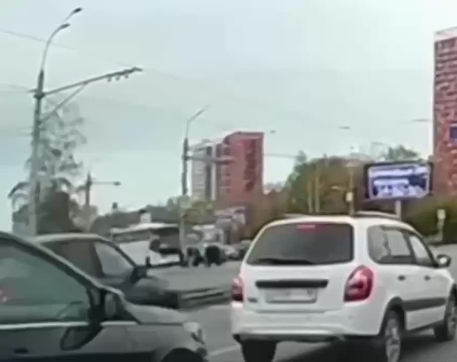 Появились кадры столкновения легковушки и рейсового автобуса в Ижевске