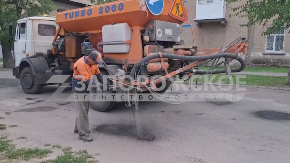 Улица Луначарского становится ровнее: дорожники проводят ямочный ремонт в Мелитополе