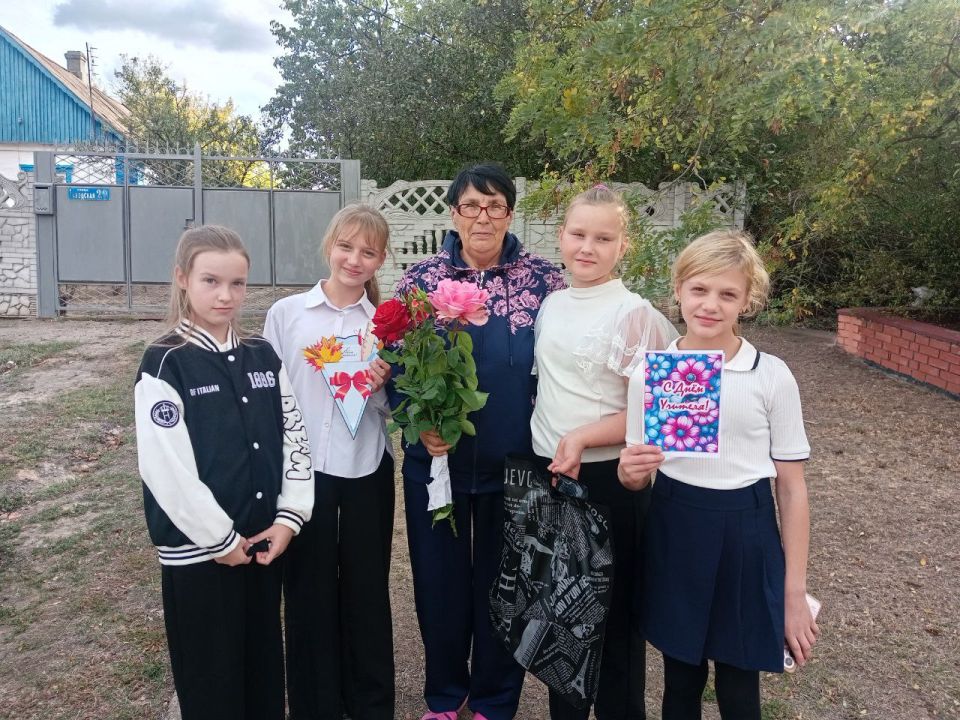 Воспитанники кружка «Мастерская талантов» Дома культуры села Астраханка поздравили учителей-пенсионеров с Днём учителя