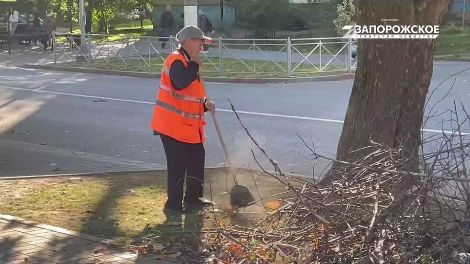 Мелитопольские коммунальщики привели в порядок территорию вдоль улицы Гризодубовой