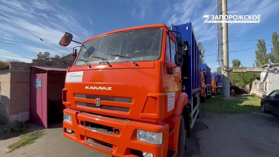 Запорожская область получила 16 новых спецмашин для вывоза отходов