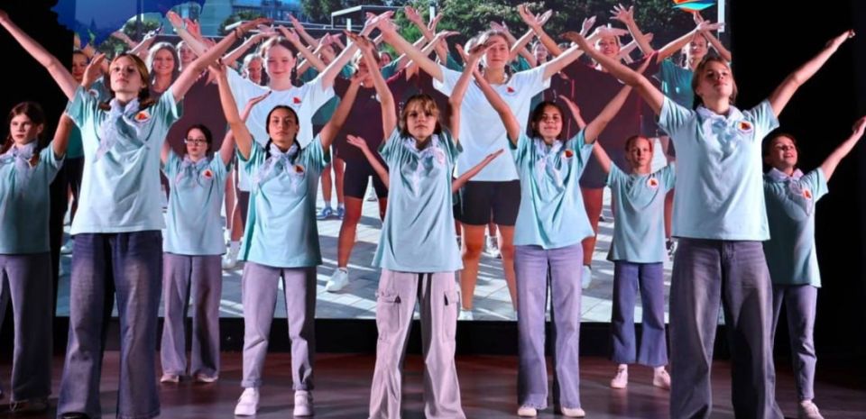 Школьники из Запорожской области участвуют в образовательной смене в лагере «Алые паруса»