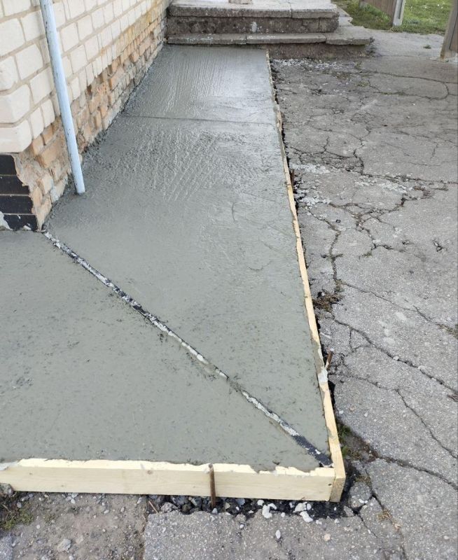 Севастопольские шефы залили новую отмостку администрации села Проминь