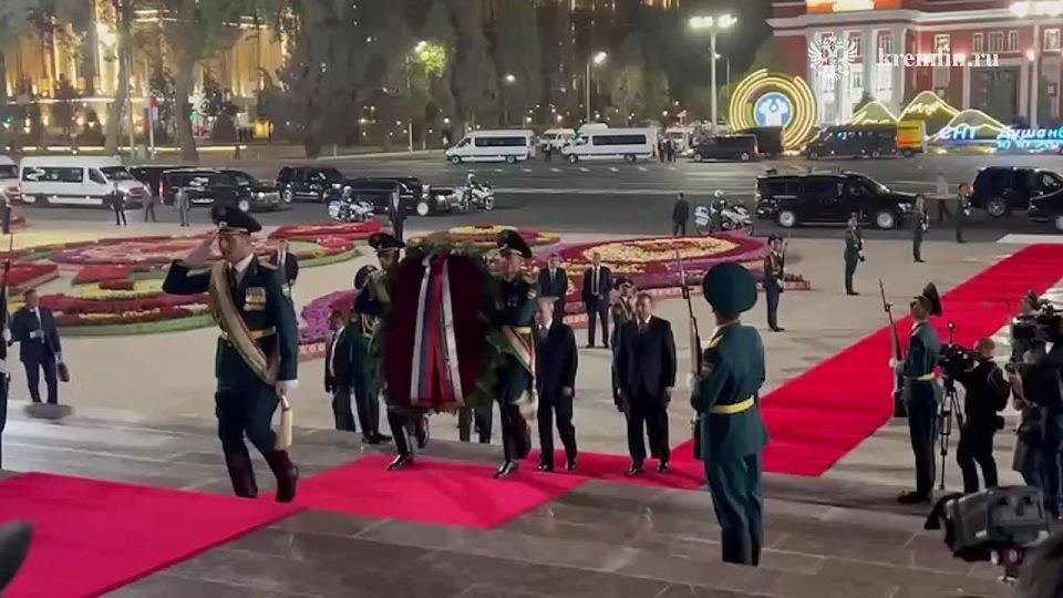 Путин прибыл в Таджикистан и возложил цветы к памятнику Исмаила Самани