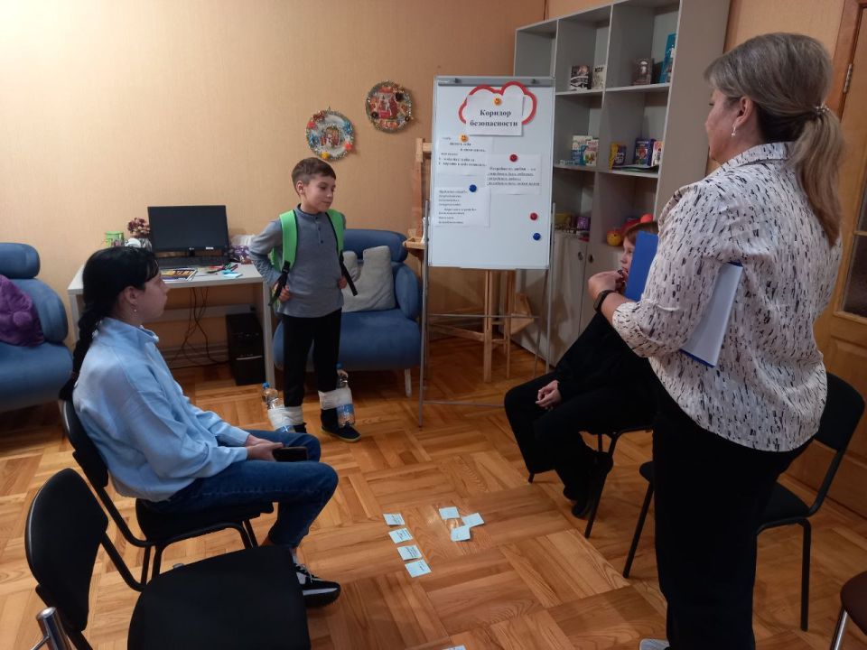 «Коридор безопасности». 09.10.2025 г. в ГБУ «Комплексный центр социального обслуживания населения» Министерства труда и социальной политики Запорожской области, психологами отделения социальной помощи семьям с детьми г....