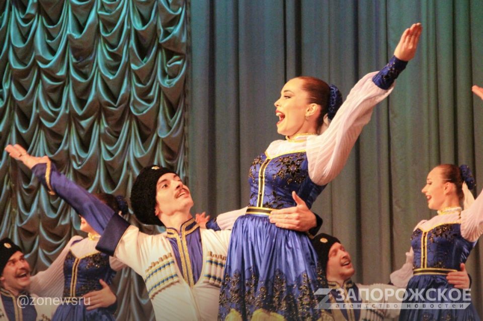 В Мелитополе с большим успехом прошел концерт Государственного казачьего ансамбля песни и танца «Ставрополье» В Мелитополе с большим успехом прошел концерт Государственного казачьего ансамбля песни и танца «Ставрополье»