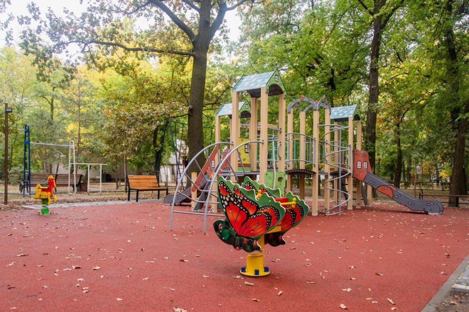 Новая детская площадка установлена в парке Горького в Мелитополе
