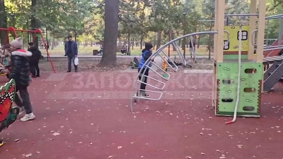 В мелитопольском парке имени Горького открылась новая детская площадка